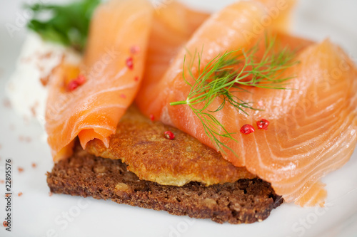 frisches lachsbrot mit reibekuchen photo