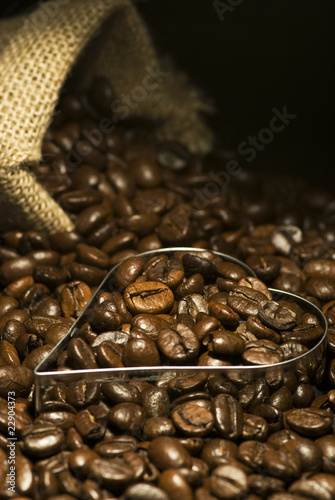 chicchi di caffè con formina di cuore