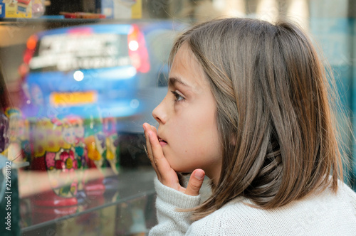 émerveillée devant la vitrine du magasin de jouets photo