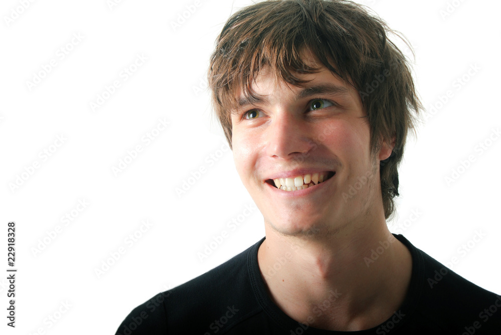 Jeune souriant regardant en l'air Jeune souriant regardant en l'air