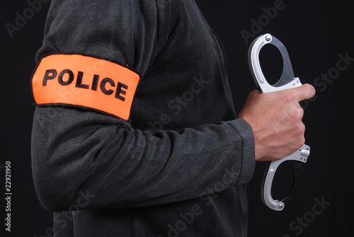 police en civil menottes