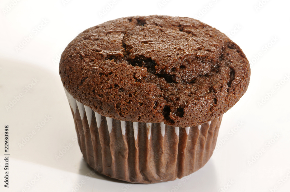 muffin de chocolate aislados en fondo blanco muffin de chocolate aislados en fondo blanco
