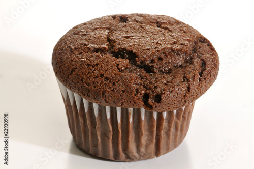 muffin de chocolate aislados en fondo blanco