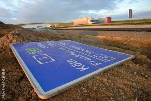 Ausrangiertes Autobahnschild