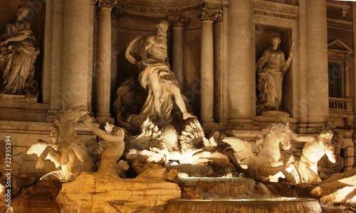 Statues de la fontaine de Trevi