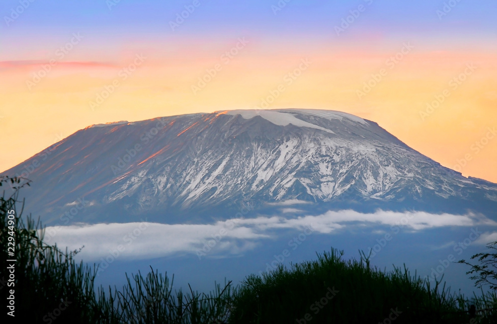 Naklejka premium Wschód słońca na górze Kilimandżaro