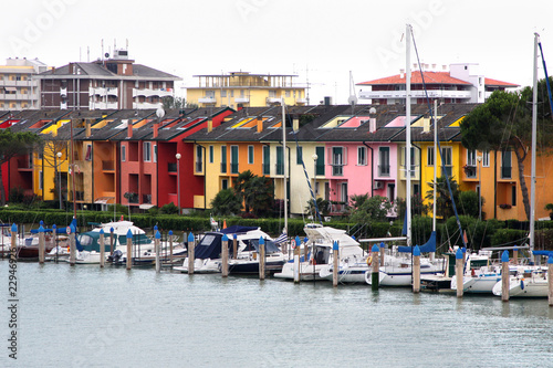 Kolorowe domy na wybrzeżu