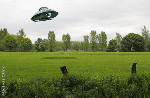 UFO über grüner Wiese photo