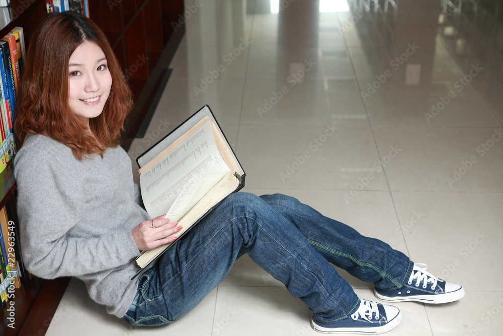 Obraz premium young asian girl in library