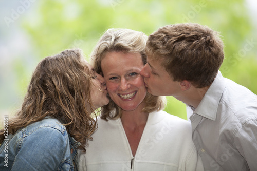 glückliche Mutter wird von Tochter und Sohn geküsst © foto ARts