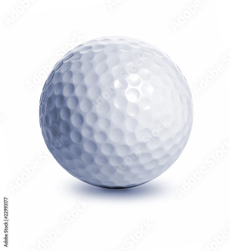 Golfball auf weißem Hintergrund