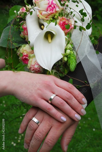 Hochzeitspaar mit Ringen