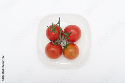 トマトとお皿上から撮影 © akira