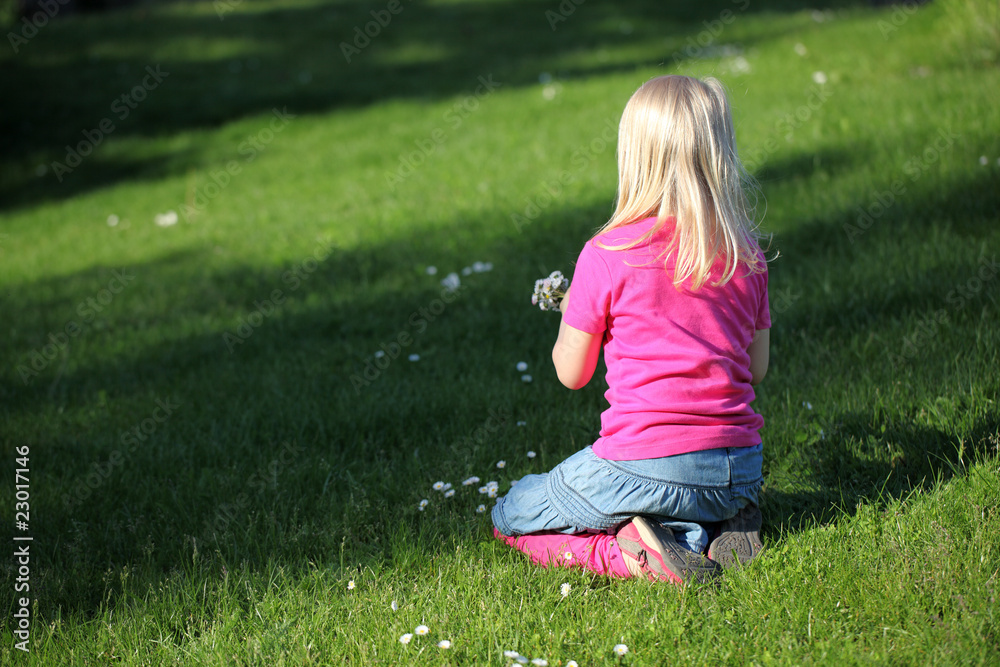 Fototapeta premium Blumenwiese und Kinder
