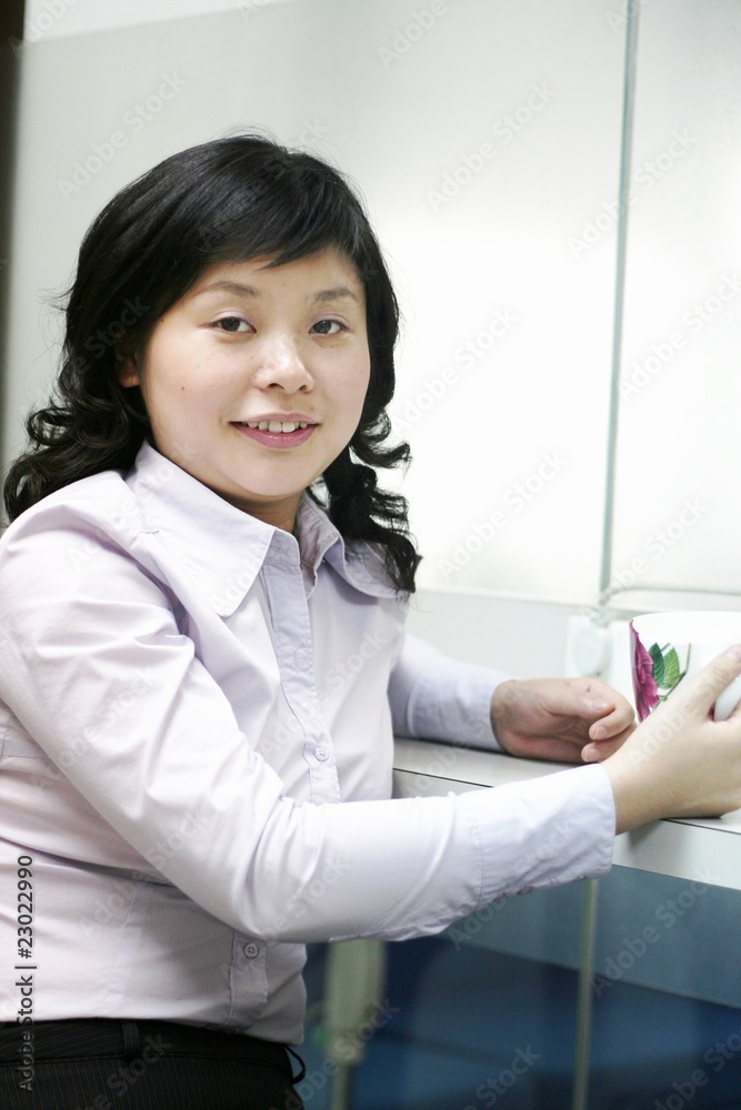 Fototapeta businesswoman with a white cup .
