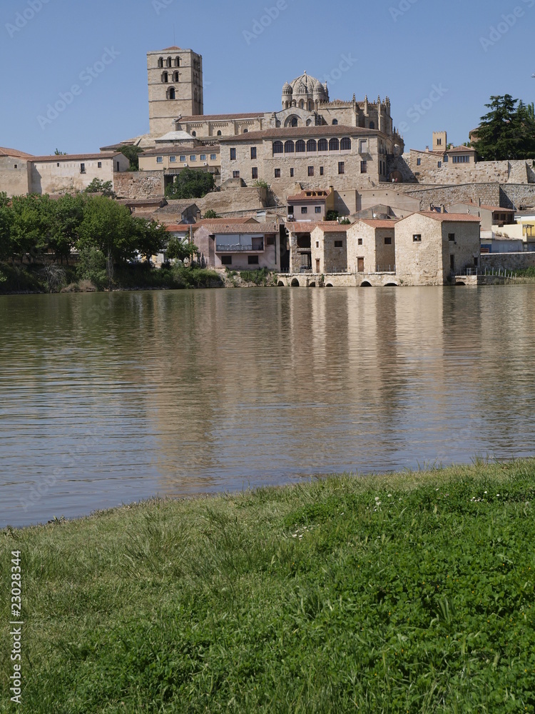 Catedral de Zamora desde el río Duero