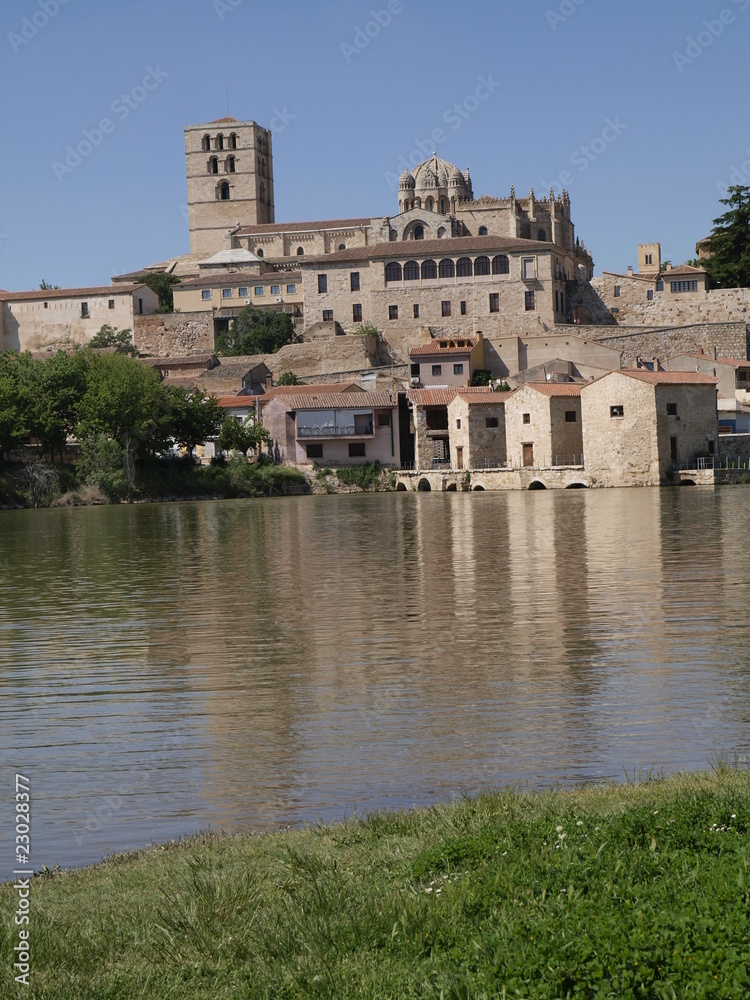 Catedral de Zamora desde el río Duero