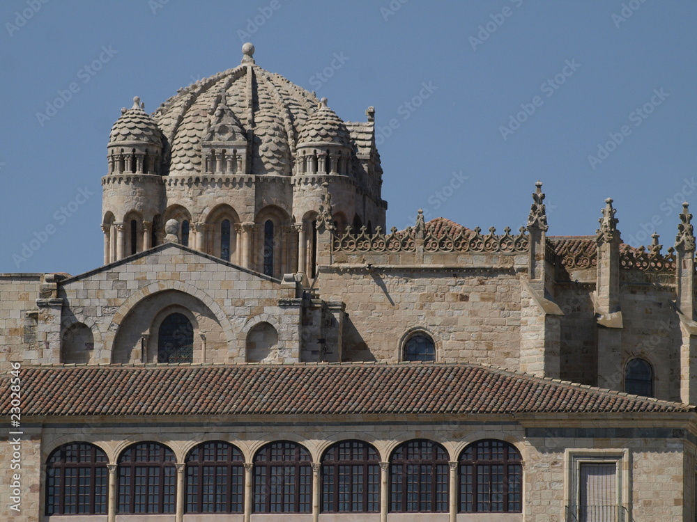 Cimborrio de la Catedral de Zamora desde el río Duero