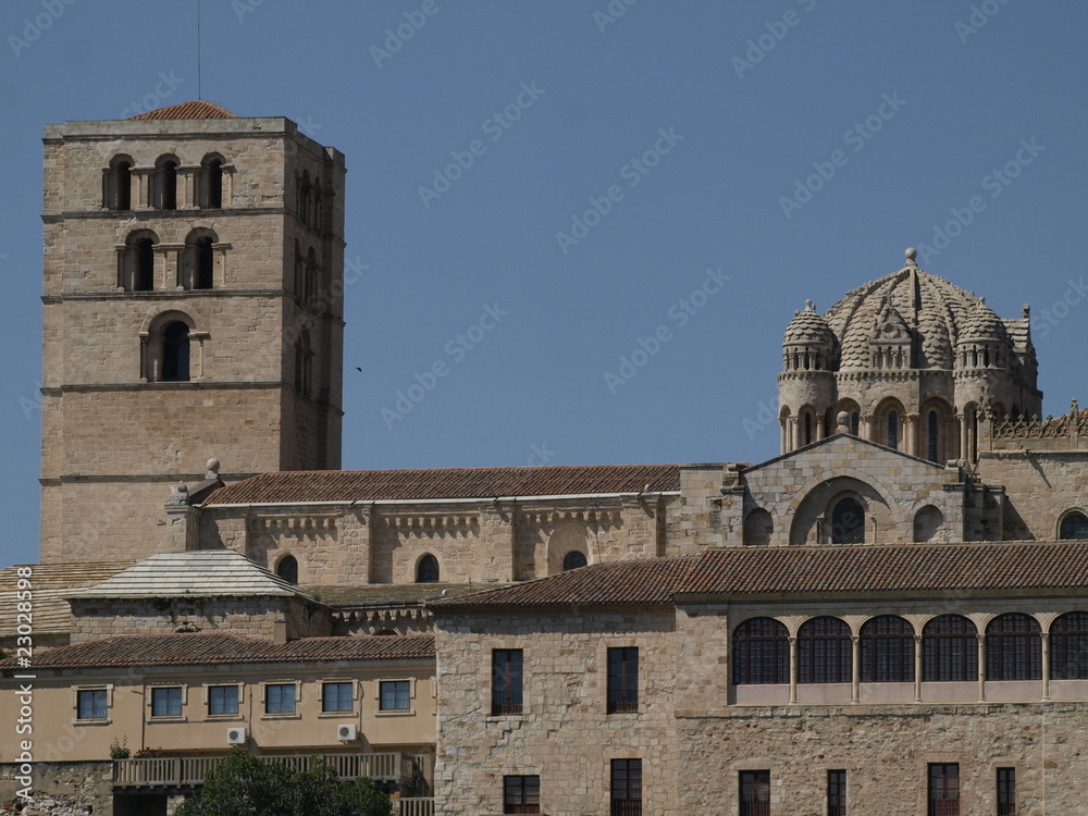 Catedral de Zamora desde el río Duero