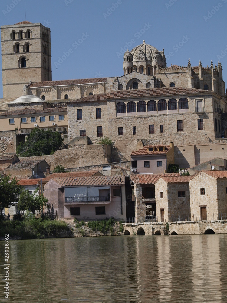 Fototapeta premium Catedral de Zamora desde el río Duero