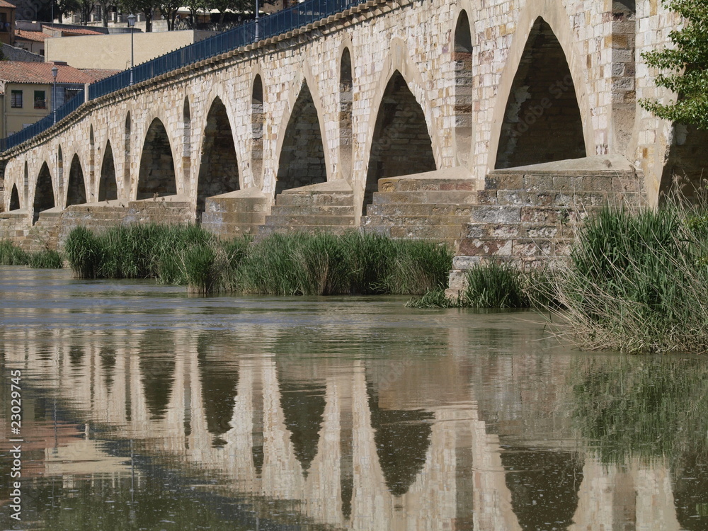 Puente de piedra sobre el Duero en Zamora