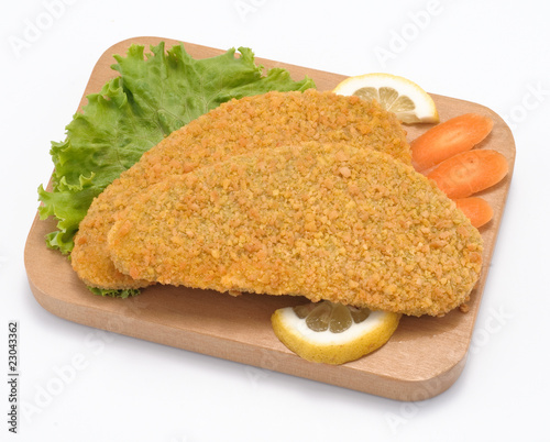 Cotoletta di pollo sul tagliere photo