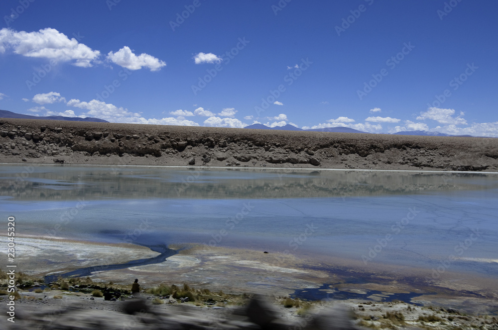 Laguna en desierto de Uyuni Bolivia
