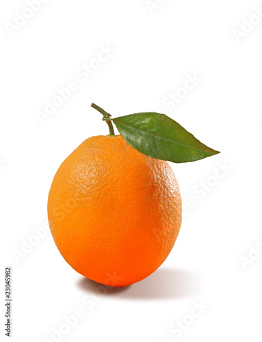 Arancia isolato su fondo bianco