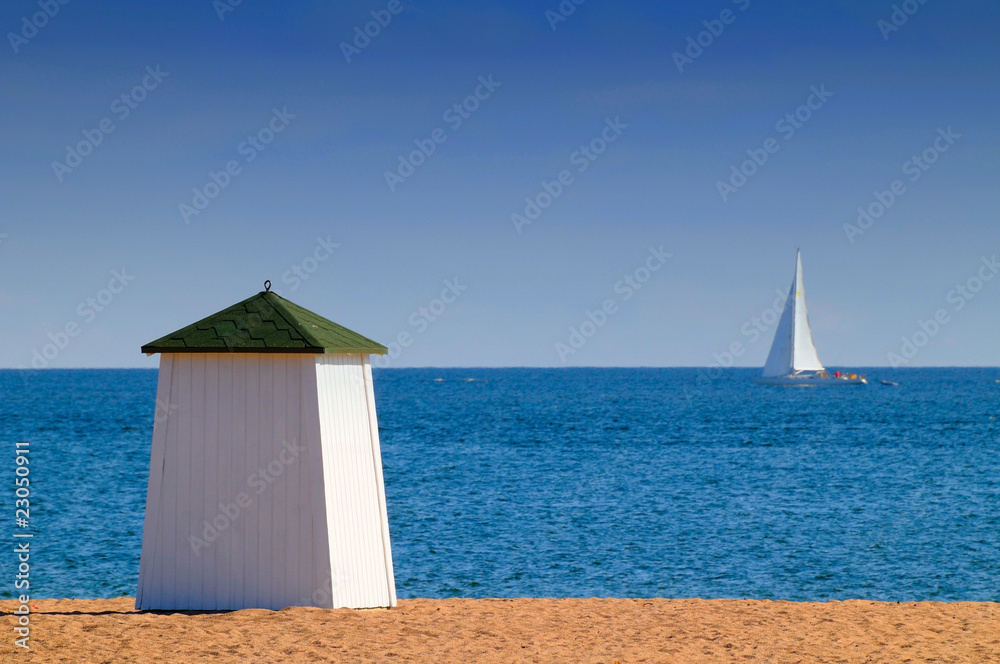 Fototapeta premium cabine de plage et voilier