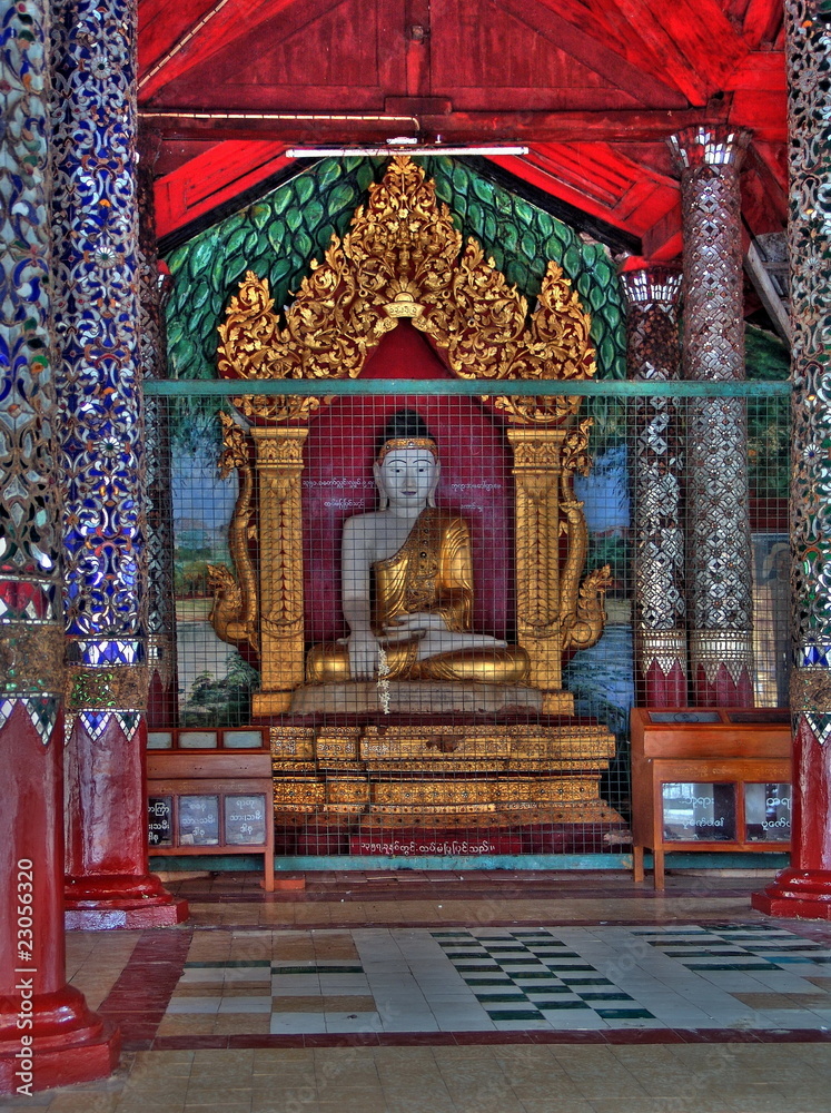 Myanmar, Bagan - Shwezigon Paya Buddha