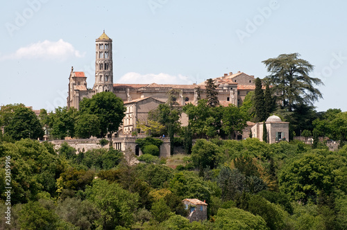 La Cathédrale Saint-Théodorit, la tour fenestrelle à Uzes photo
