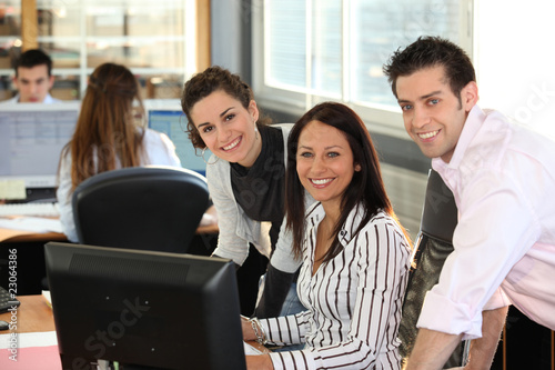 Obraz na płótnie Homme et femmes au bureau