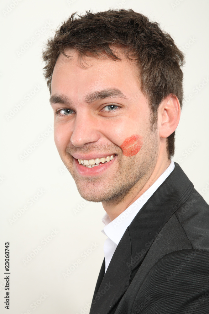 junger mann mit lippenstift Kuss junger mann mit lippenstift Kuss