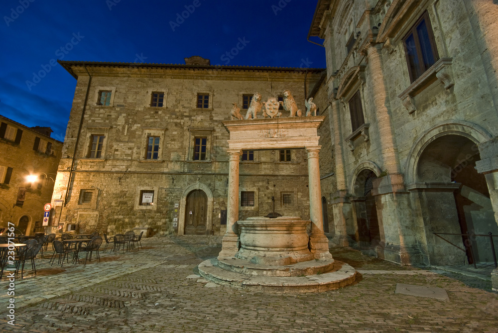 Fototapeta premium Toscana, Montepulciano, il Pozzo in Piazza Grande