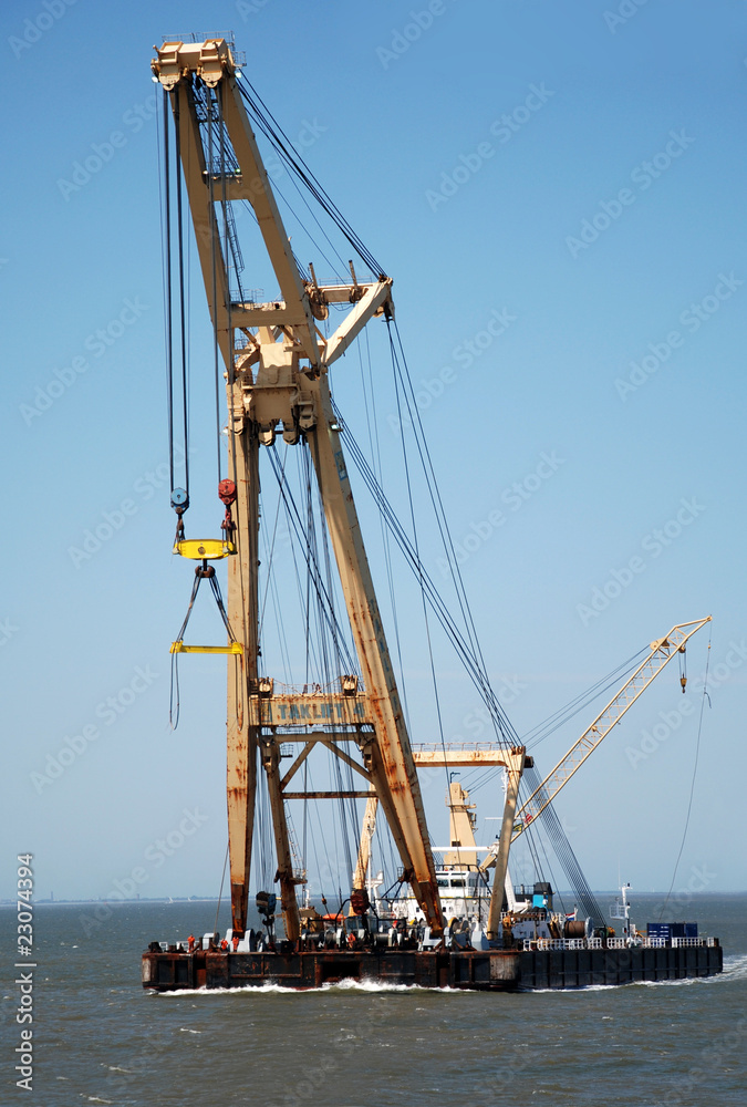 Fototapeta premium grosses Kranschiff Nordsee