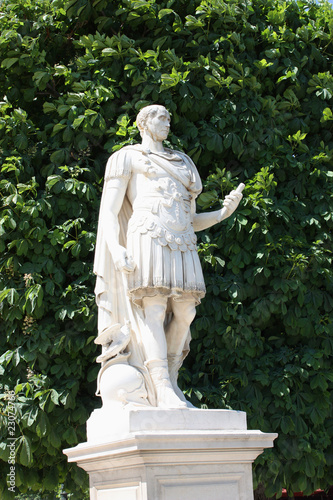 Statue de Jules César dans le Jardin des Tuileries, Paris photo