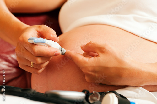 Schwangere Frau macht Test auf Diabetes