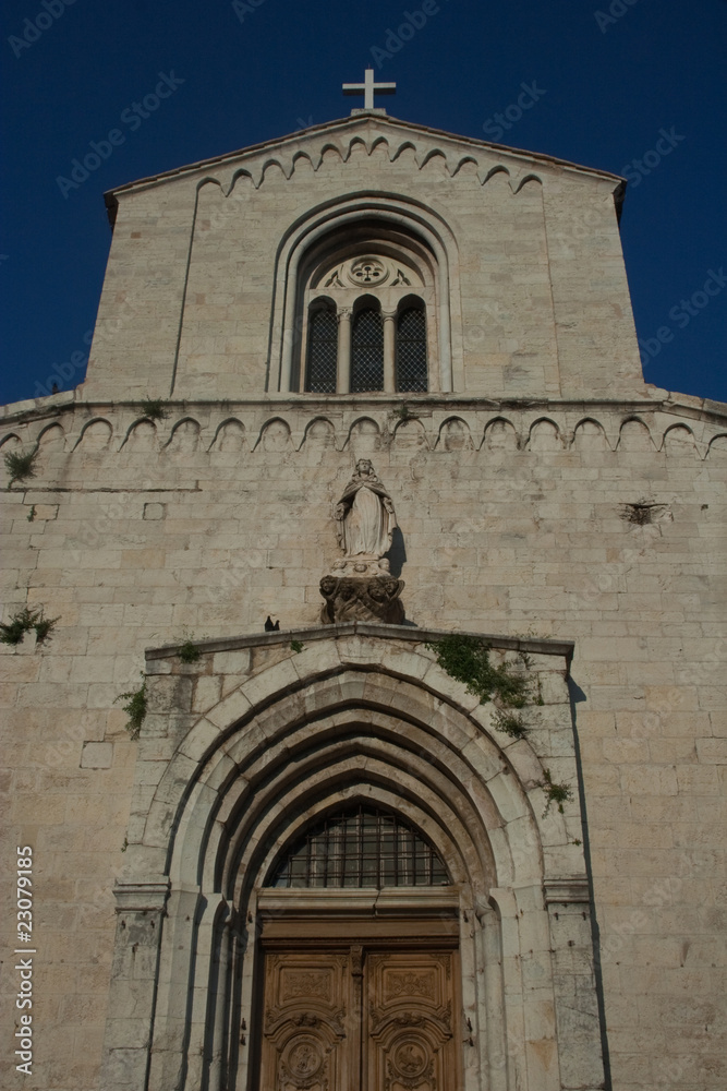Fachada de la catedral de Saint-Honorat en Grasse