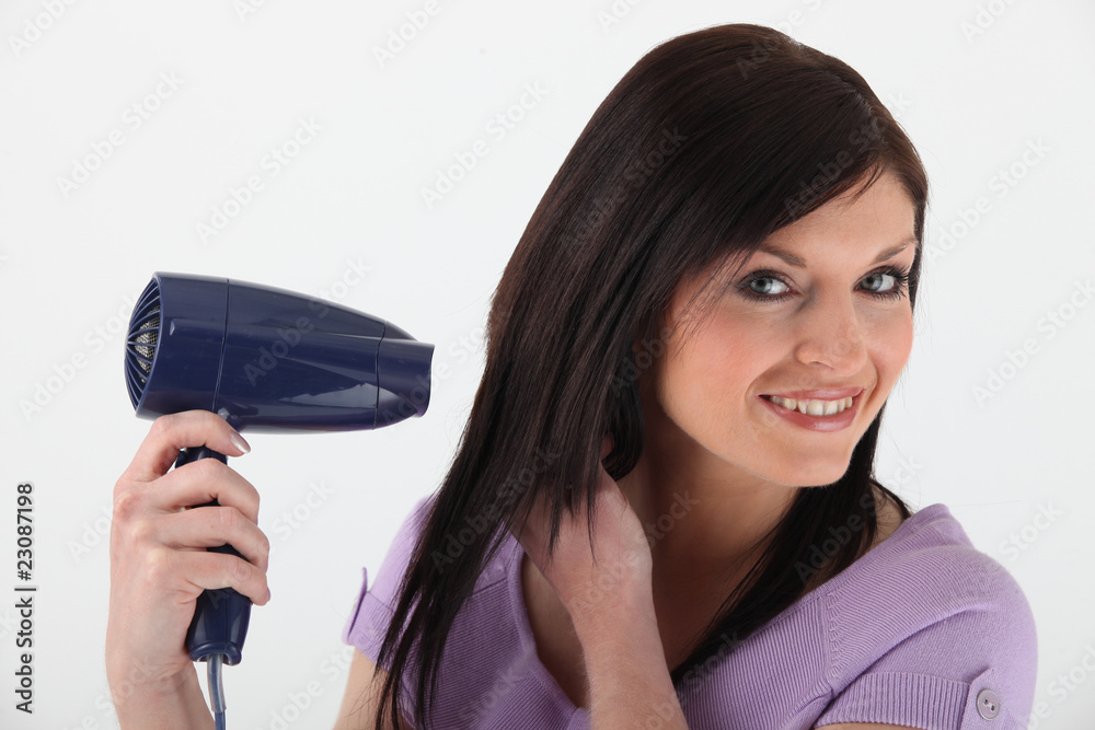 Portrait d'une jeune femme se séchant les cheveux Portrait d'une jeune femme se séchant les cheveux