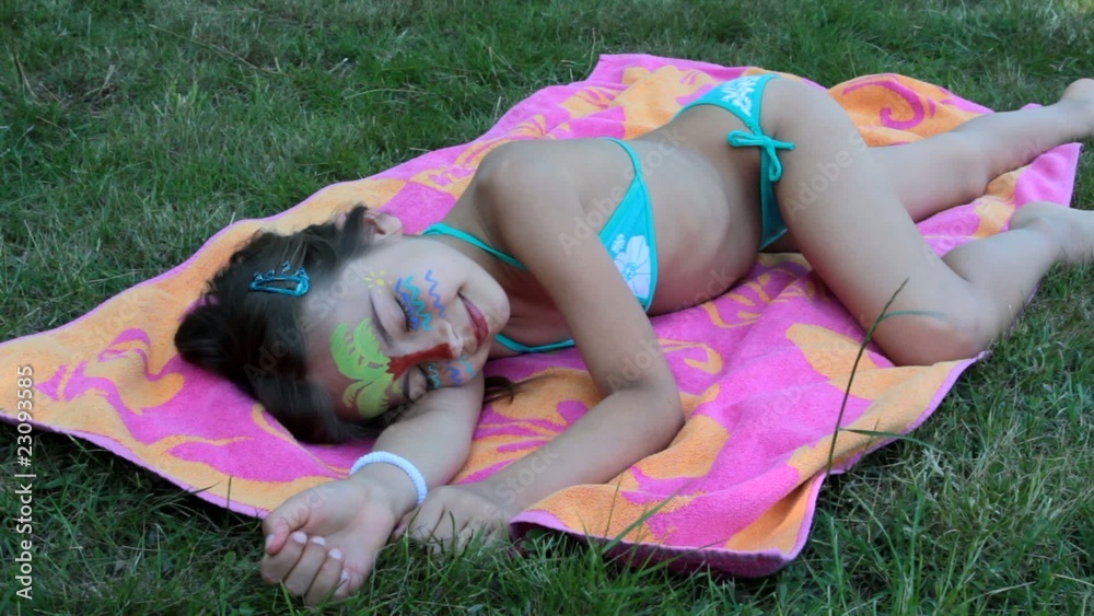 endormie sur sa serviette de plage
