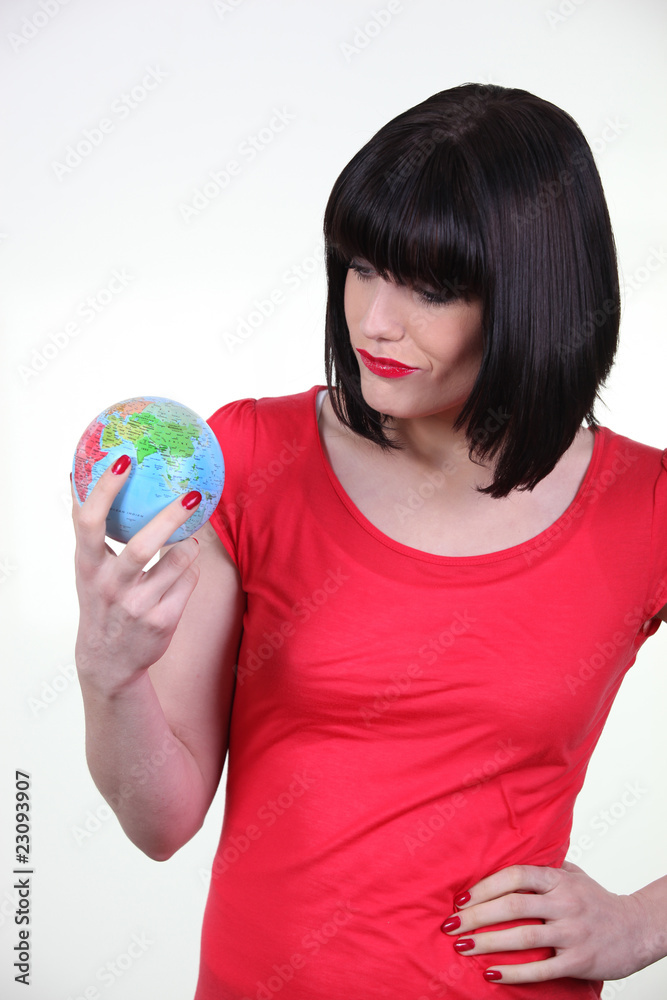 Portrait d'une femme avec globe terrestre Portrait d'une femme avec globe terrestre