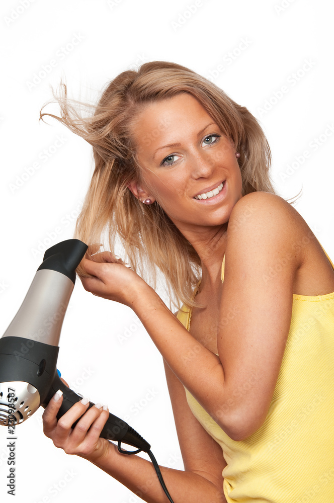 Frau beim trocknen ihrer Haare