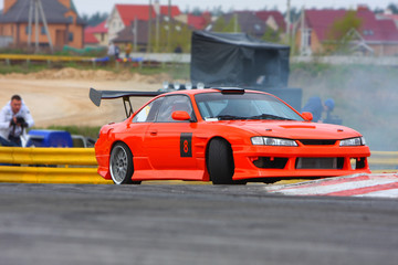 Fototapete Motorsport Rotes Auto driftet  © Artur Shevel