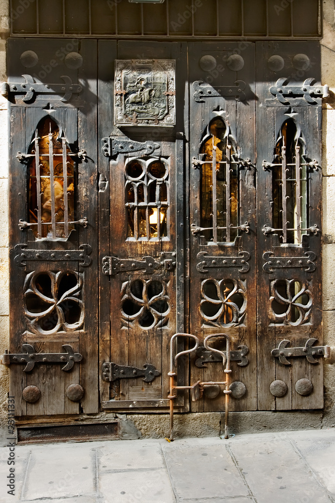 Fototapeta premium Wooden door in the Gothic quarter, Barcelona