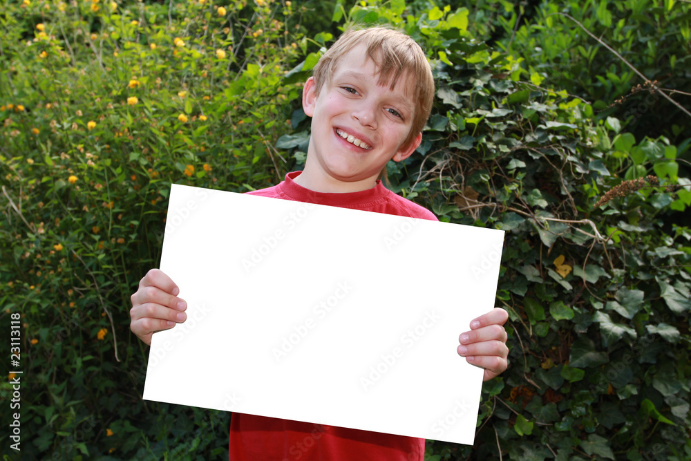 Glückliches Kind mit Hinweisschild Glückliches Kind mit Hinweisschild