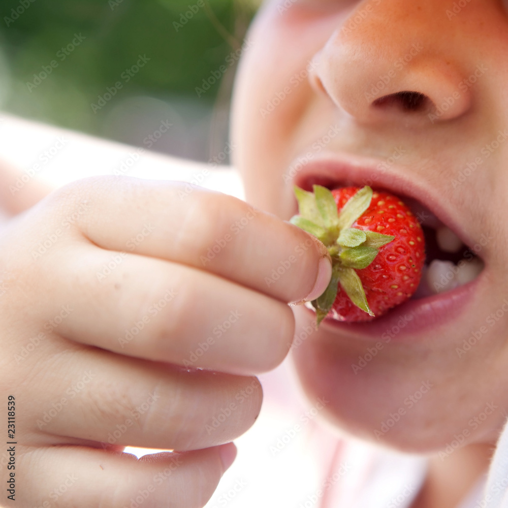 Croquer une fraise... Croquer une fraise...
