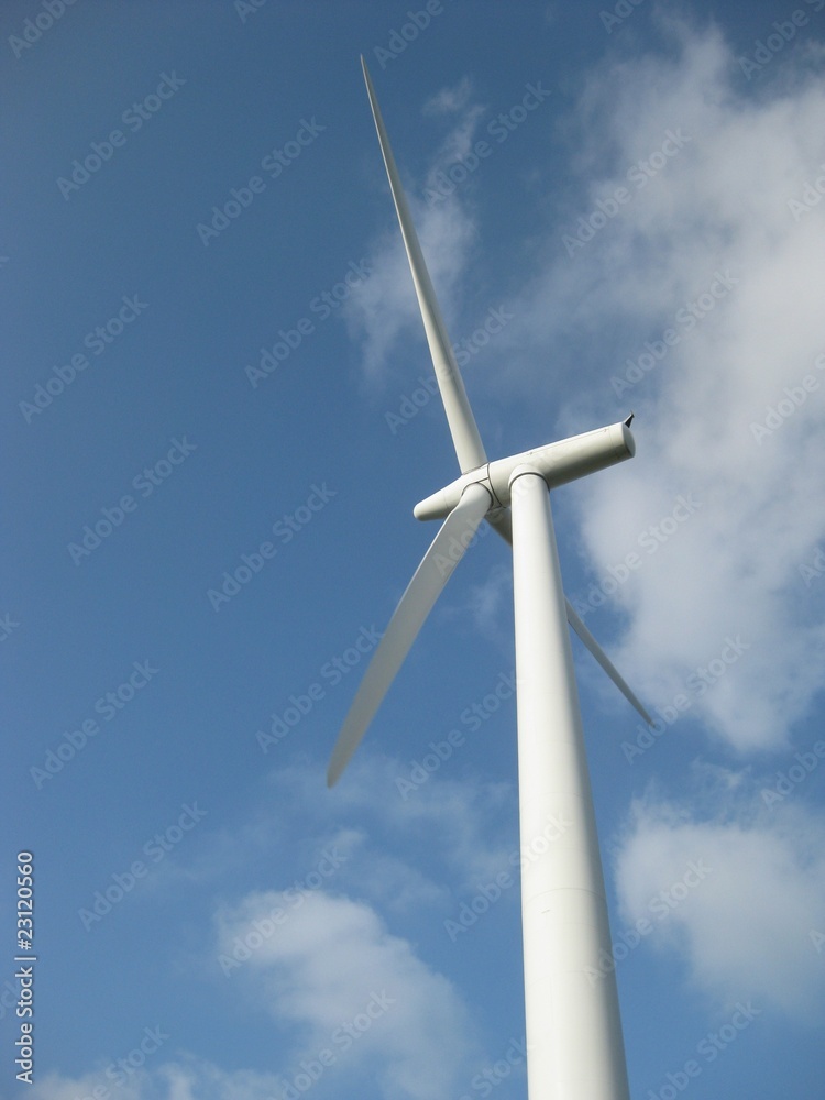 Wind Mill and cloud - Eolienne et Nuage Wind Mill and cloud - Eolienne et Nuage