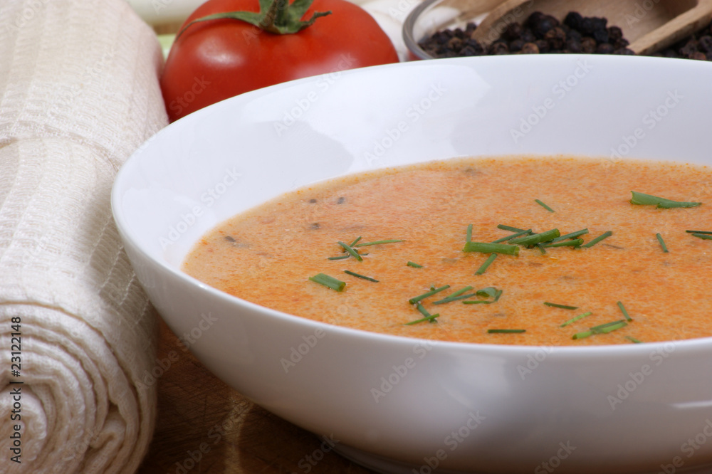 feine Tomatencremesuppe in einem weissen Teller feine Tomatencremesuppe in einem weissen Teller
