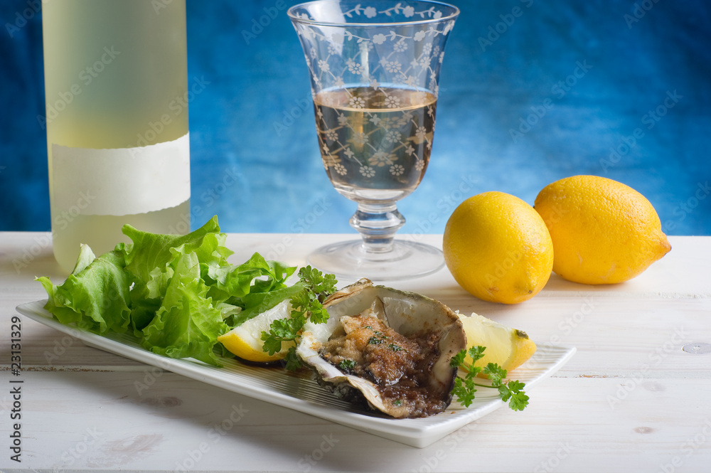 oyster ou gratin with salad-ostrica gratinata