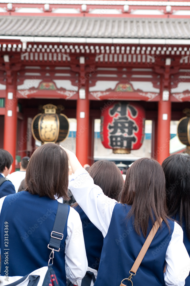 Fototapeta premium 浅草寺の修学旅行生